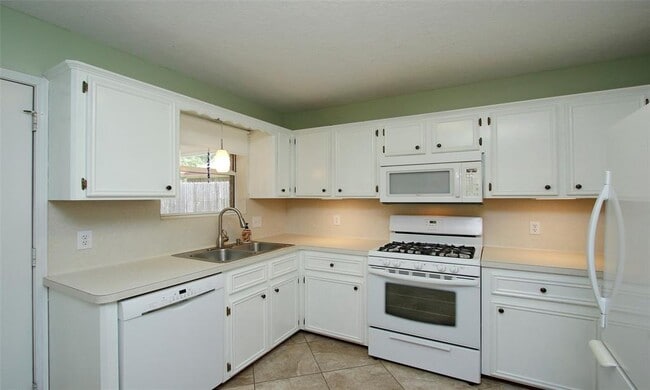 Building Photo - 6867 Stillwater Dr