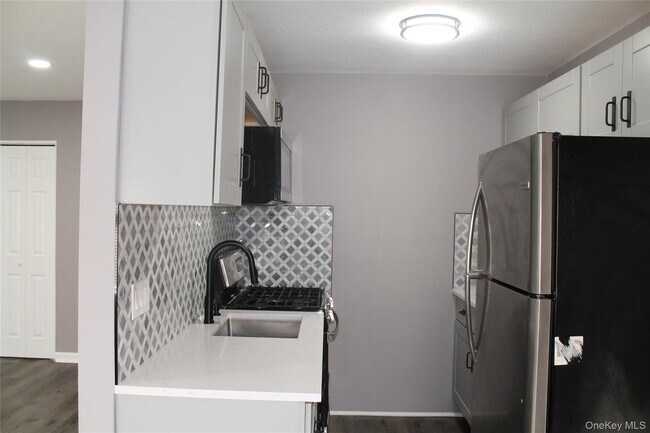 Building Photo - 303 Barclay Manor