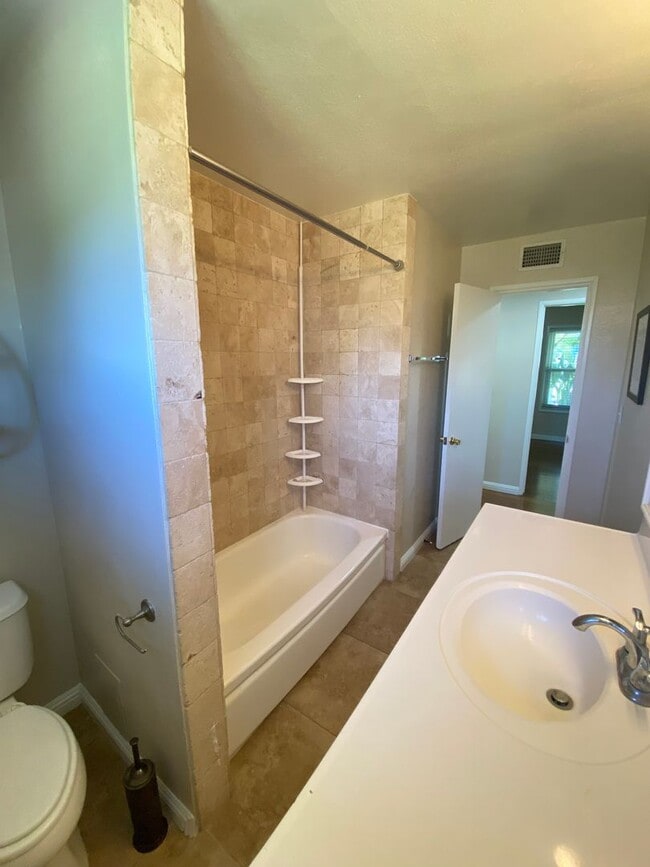 Building Photo - Remodeled 3 Bedroom Lakewood House For Rent-Ready For Move-in ASAP!