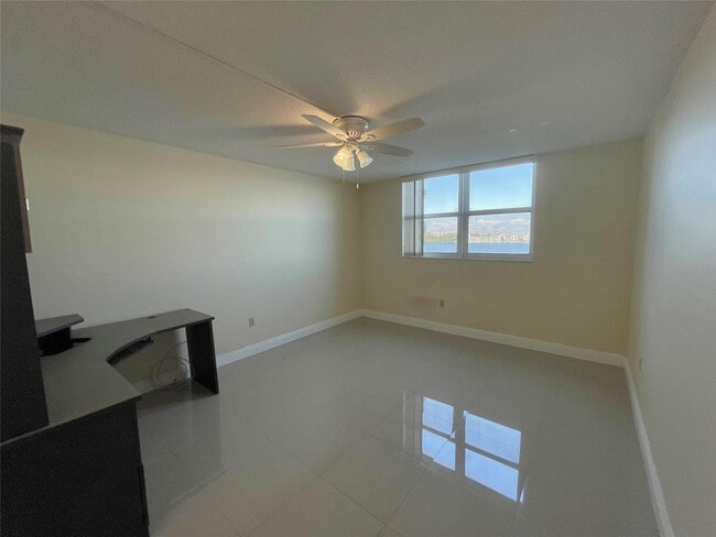 Building Photo - 1175 NE Miami Gardens Dr