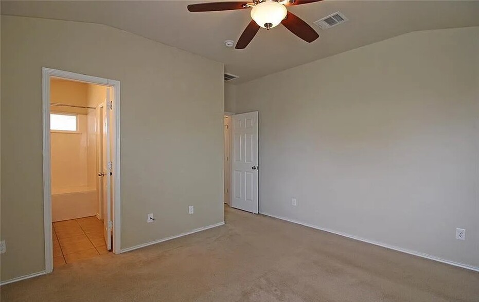 Master Bedroom - 4909 Bayer Hollow Dr