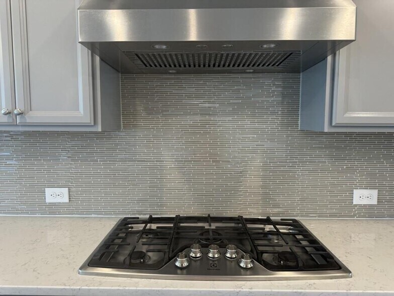 Building Photo - 381 Northaven Ave