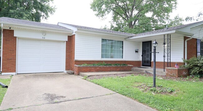 Building Photo - Spacious Modern 4 bedroom, 1 Full Ba, 2 Half bath