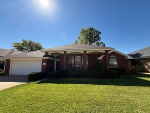 Building Photo - Beautiful 3 Bedroom Home Located in the Zi...