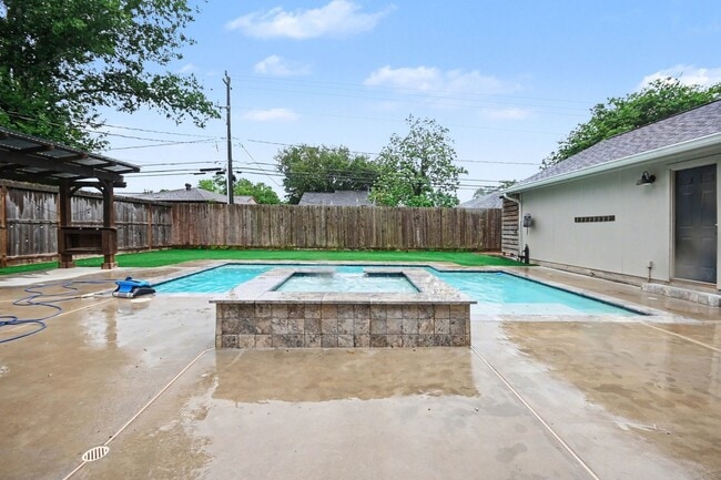 Building Photo - 522 Crestwood Dr