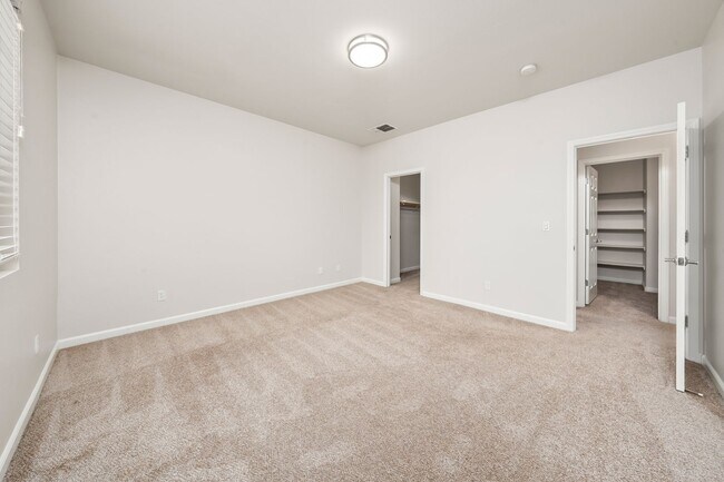 Building Photo - Spacious 4 Bedroom Home in Desirable Roseville Neighborhood