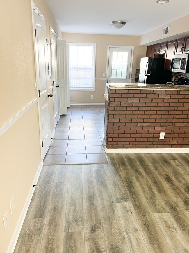 Building Photo - 2 Bedroom 1.5 Bath Townhome