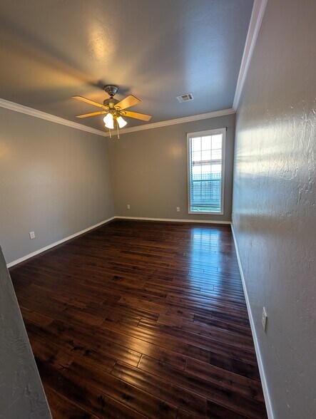Guest room 1 - 8701 NW 116th St