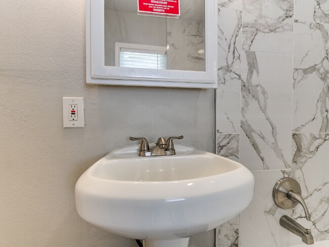 Building Photo - 4410 N Blackwelder Ave