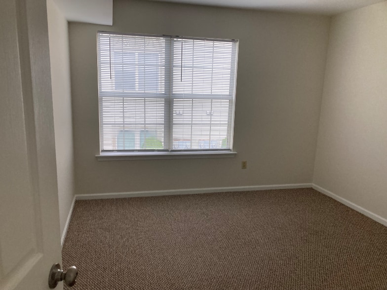 Building Photo - 616 Foxcroft Cir