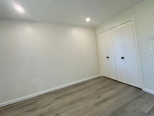 Building Photo - 114 Heritage Vlg