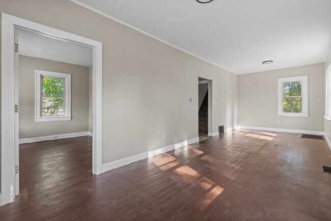 Building Photo - ? Cozy 3-Bedroom Home with Modern Updates & Spacious Yard + bonus office in Akron ?