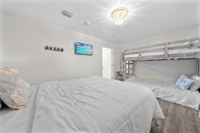 Building Photo - 1118 W Beach Blvd