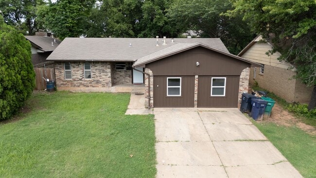 Building Photo - Cute 5 Bedroom House!
