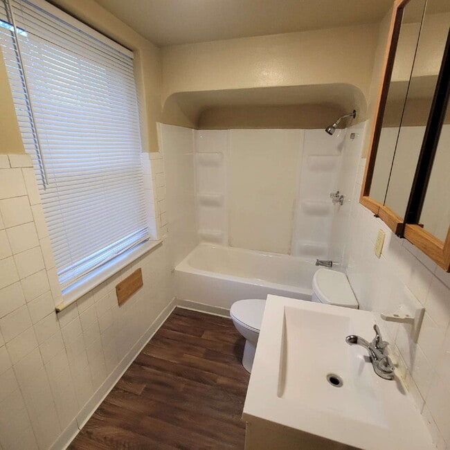 Building Photo - 4BR House w/2-car Garage & Fenced Backyard