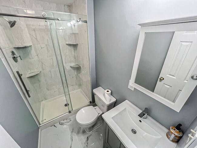 Building Photo - Magnificent 5 Bed 3 Bath Colonial Home Sit...