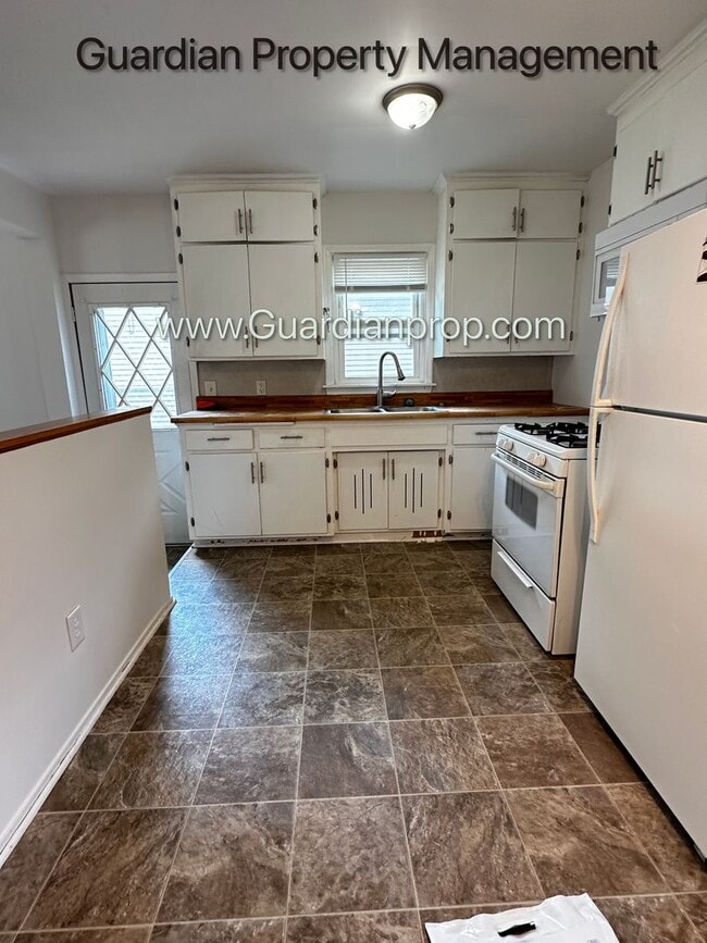 Building Photo - St Louis Park Single Family Home, 2 Baths, Office, Newly Finished Hardwood Floors