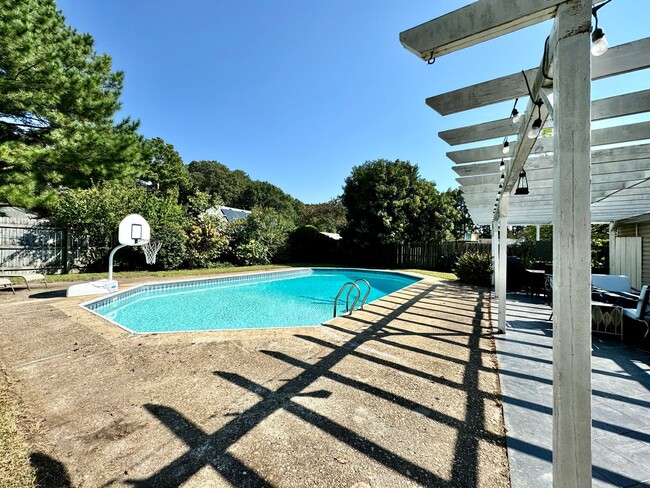 Building Photo - A Pool Home in Birchwood Gardens! Availabl...