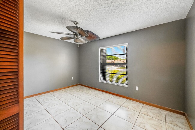 Building Photo - Beautifully updated Pool Home