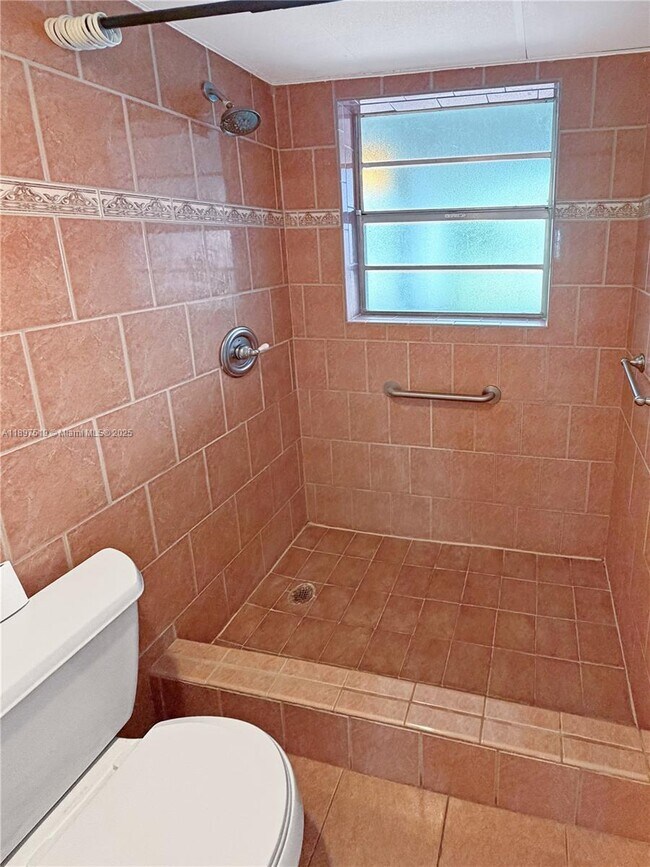 Building Photo - 7897 Golf Cir Dr