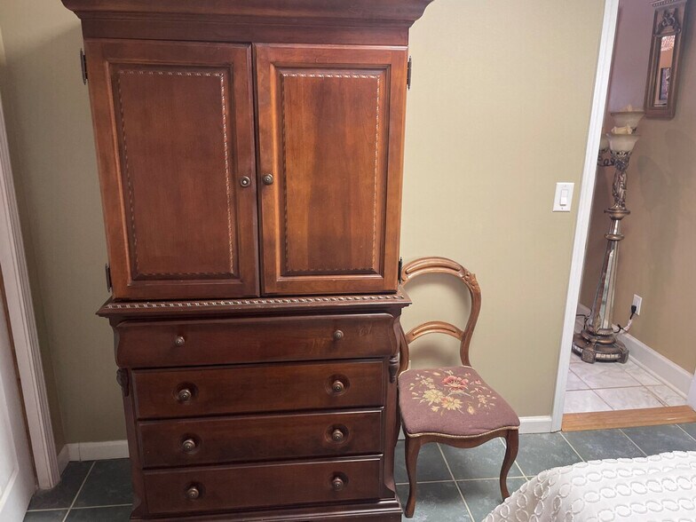 Building Photo - 176 Schools Dr