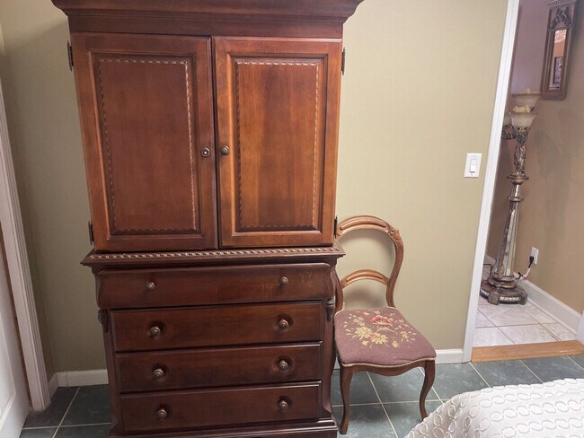 Building Photo - 176 Schools Dr