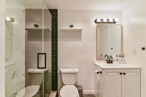 Building Photo - Stunning 1 bedroom 1 bathroom apartment in Queen Anne