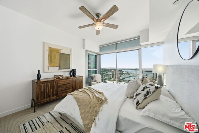 Building Photo - 13650 Marina Pointe Dr