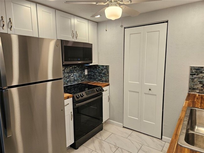 Building Photo - 8229 Cypress Rd