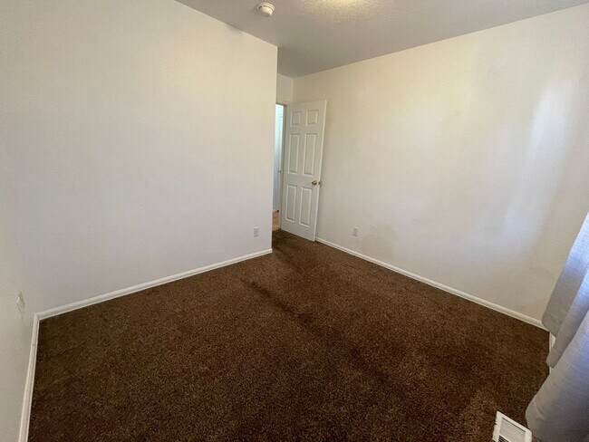 Building Photo - 429 S Oak Creek Dr
