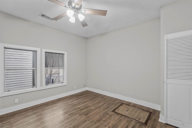 Building Photo - 908 E Houston St