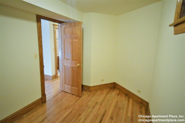 Building Photo - 638 W Drummond Pl