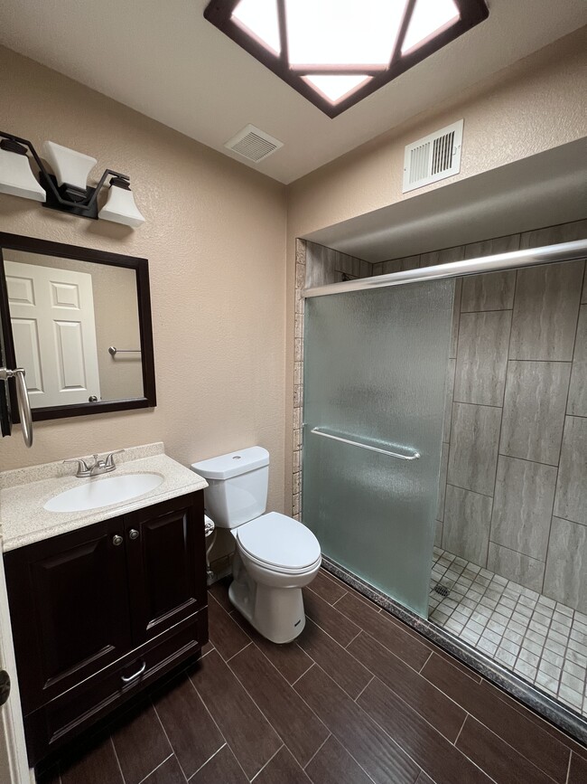 Master Bathroom - 635 S Vía Entrada