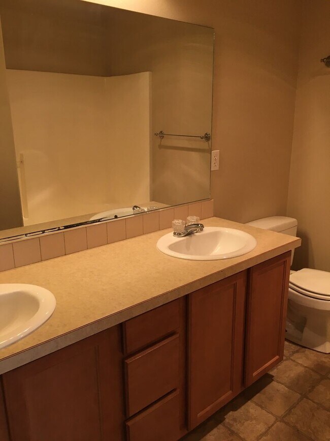 Building Photo - 3 Bedroom Duplex in SW Redmond