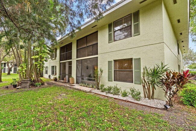 Building Photo - 2001 Sabal Ridge Ct