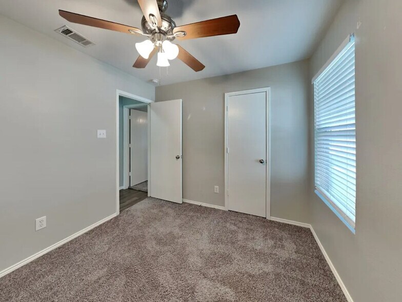 Building Photo - 1733 Vineridge Ln