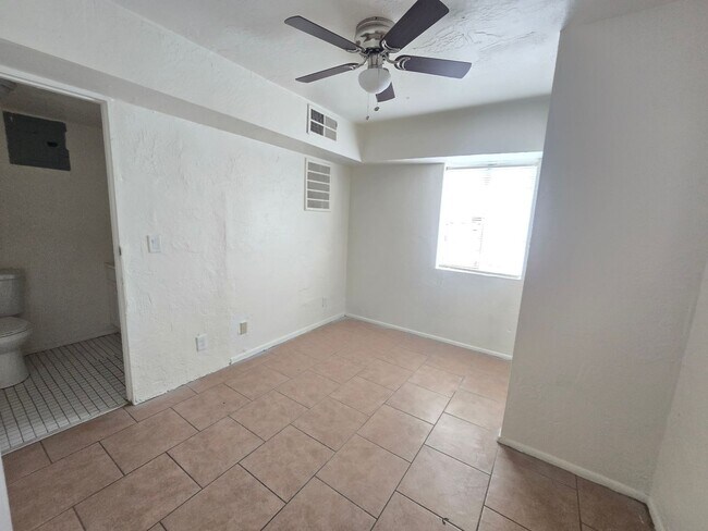 Building Photo - 2 bed 1.5 bath UTILITES INCLUDED