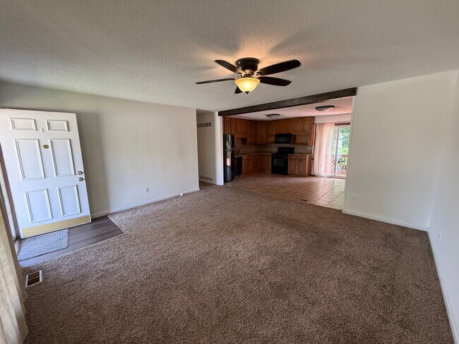 Building Photo - 5360 Glencullen Way