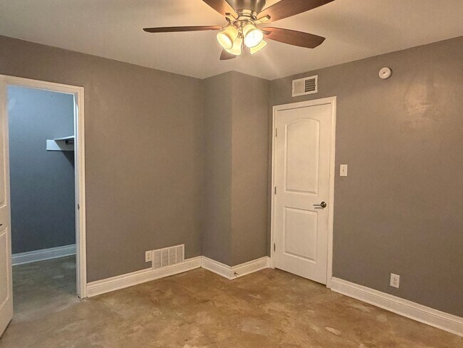 Building Photo - Fully Renovated 1-Bedroom Apartment in Alamo Heights ISD