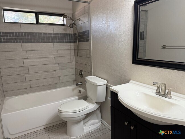 Building Photo - 916 Whirlaway Dr