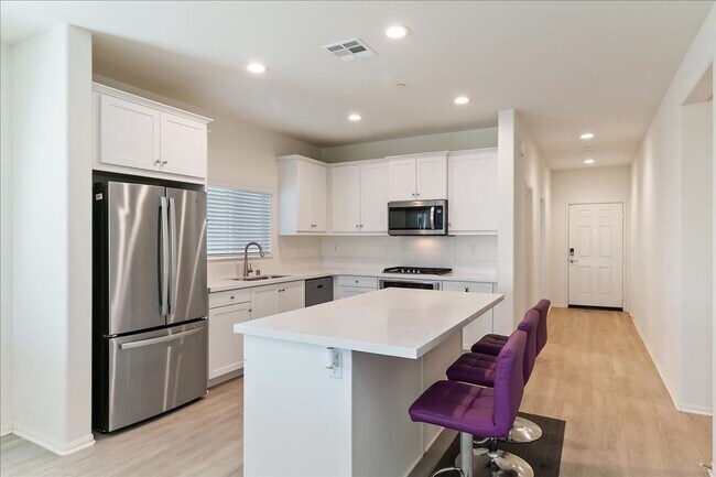 Building Photo - Charming 3-Bedroom Home on Golf Course in ...