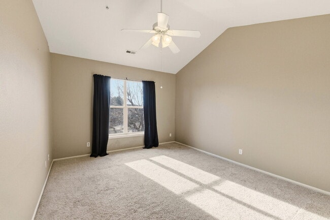 Building Photo - 2 Bed 2 Bath Condo With Balcony!