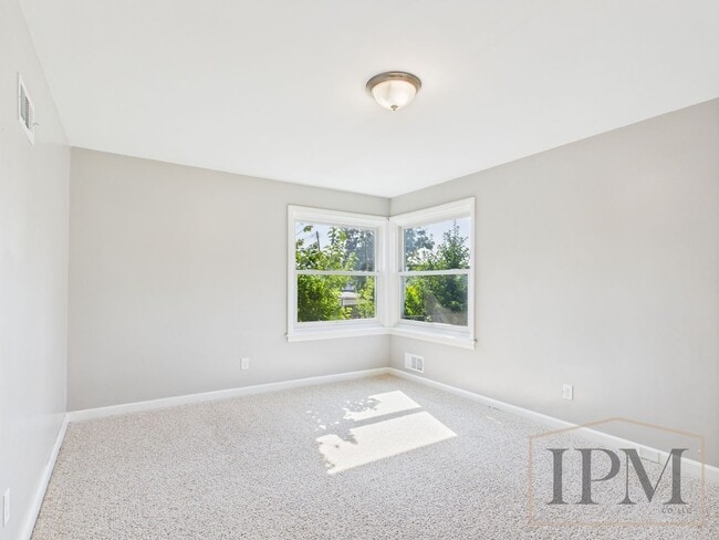 Building Photo - Available Now - 2 Bedroom located in Centr...