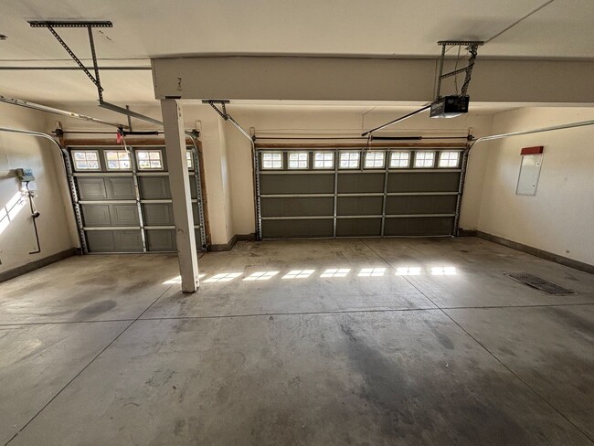 Building Photo - Gorgeous and spacious 5 bedroom FURNISHED home in Canyon Crest for rent!