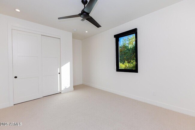 Building Photo - 3931 E Glenrosa Ave