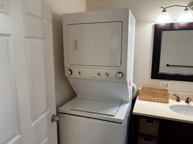 Building Photo - Cozy Duplex