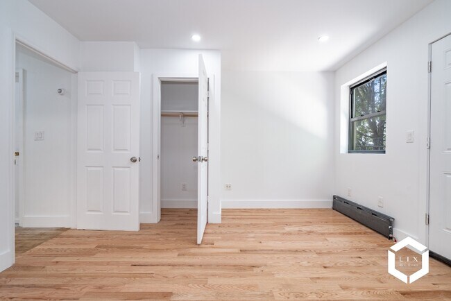 Building Photo - Remodeled 2 Bedroom Apartment with Private...