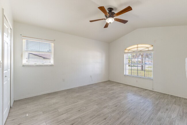 Building Photo - 608 Richmond Ave N