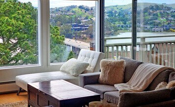 Building Photo - One bedroom top floor corner unit condo with gorgeous view for rent!