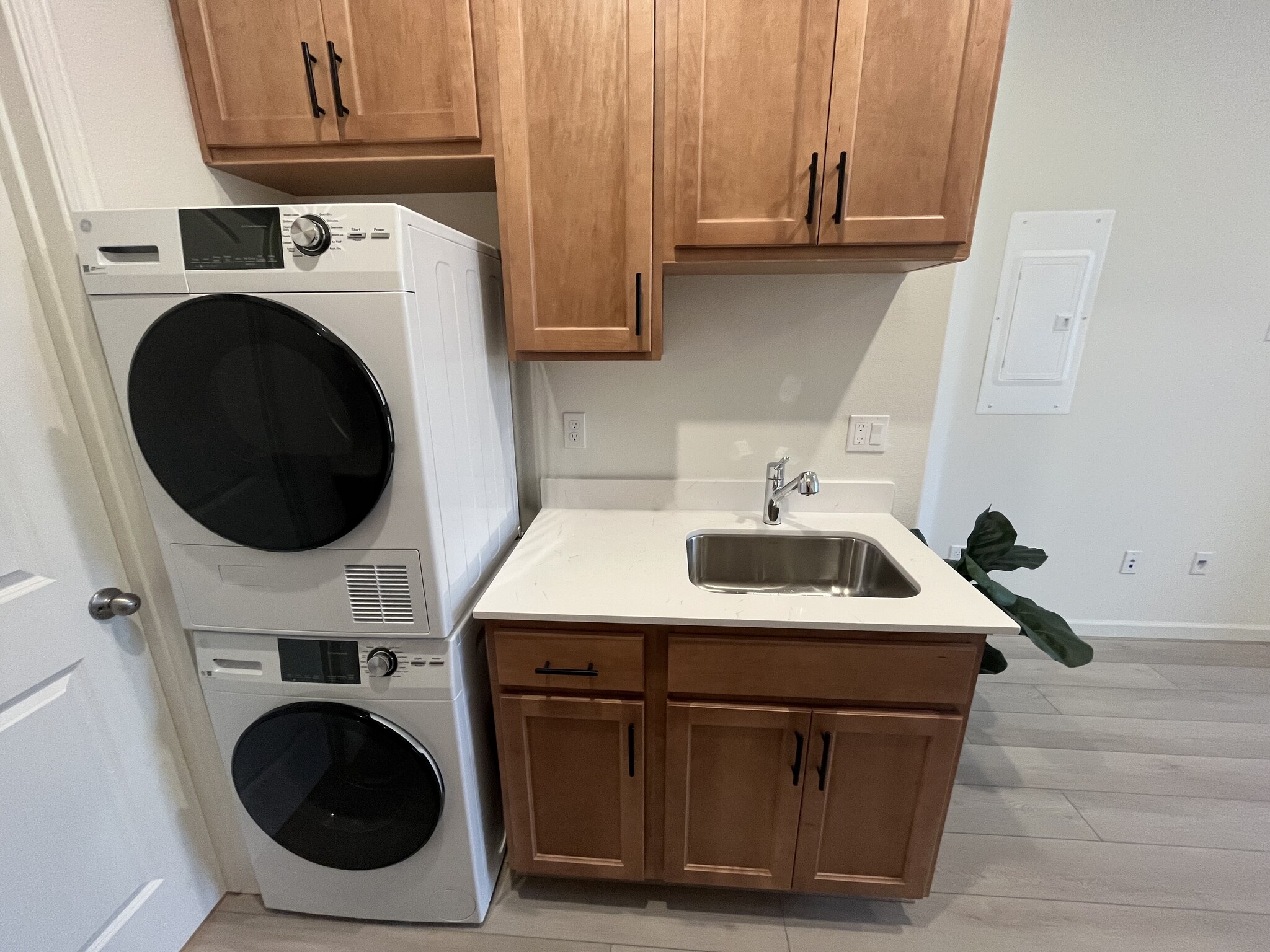 Stacked washer / dryer - 3828 Norbridge Ave